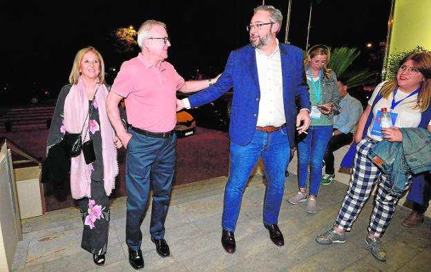 Ramón Luis Valcárcel, con su esposa Charo Cruz, saluda a Víctor Manuel Martínez la noche electoral en el Siete Coronas. 