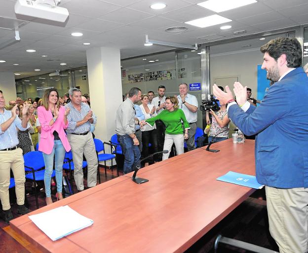 López Miras, de espaldas, aplaude en la reunión de la Junta Directiva del PP del martes. 