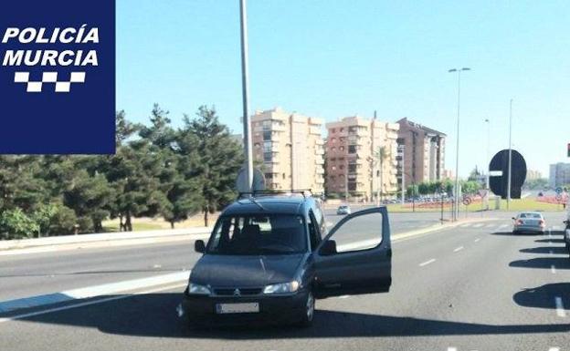 El coche, averiado, tras el accidente.