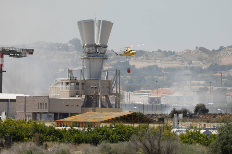 Bomberos del Ayuntamiento de Murcia y un helicóptero de emergencias acudieron al lugar del suceso para tratar de extinguir las llamas