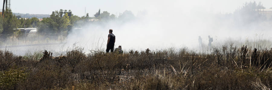 Bomberos del Ayuntamiento de Murcia y un helicóptero de emergencias acudieron al lugar del suceso para tratar de extinguir las llamas