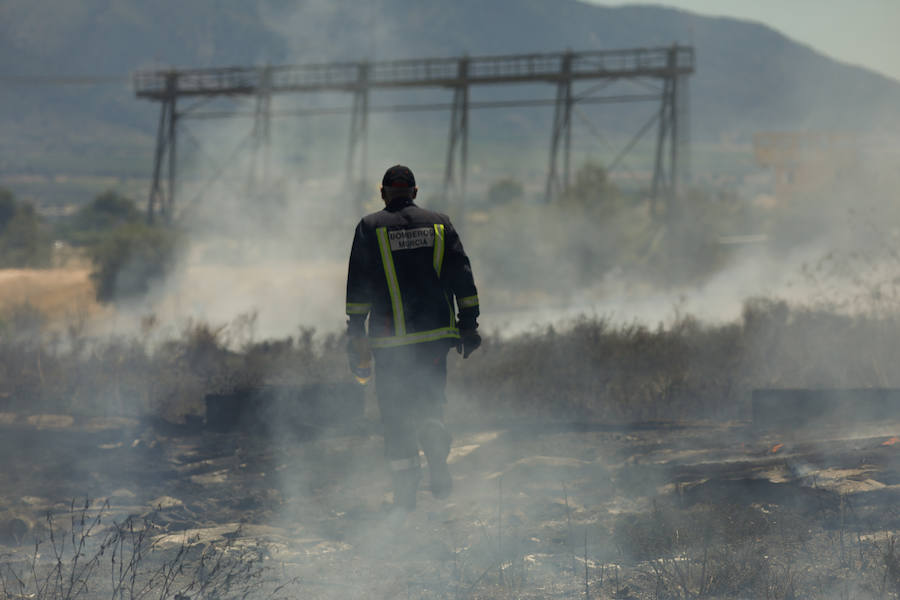 Bomberos del Ayuntamiento de Murcia y un helicóptero de emergencias acudieron al lugar del suceso para tratar de extinguir las llamas