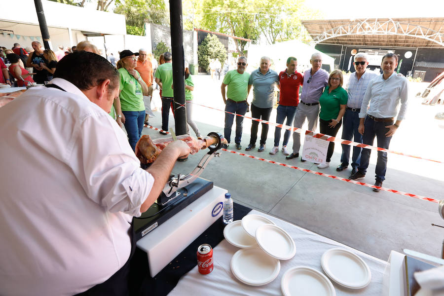 En torno a 700 personas se dieron cita este domingo en Zarandona para participar en el III Encuentro Benéfico de Cortadores de Jamón, organizado por la junta local de la AECC