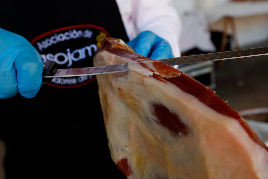 En torno a 700 personas se dieron cita este domingo en Zarandona para participar en el III Encuentro Benéfico de Cortadores de Jamón, organizado por la junta local de la AECC