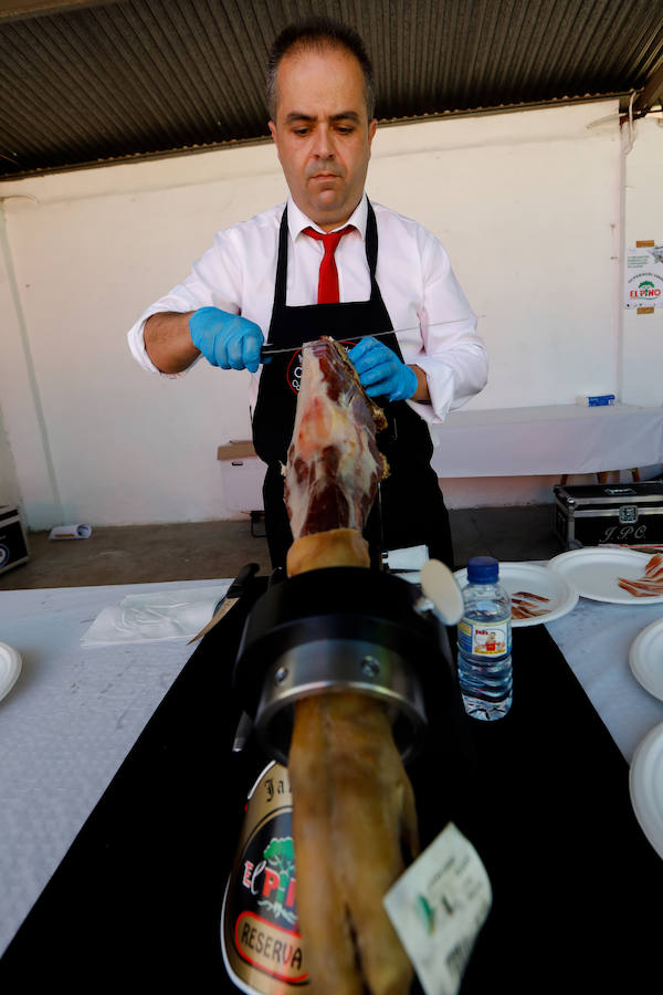 En torno a 700 personas se dieron cita este domingo en Zarandona para participar en el III Encuentro Benéfico de Cortadores de Jamón, organizado por la junta local de la AECC