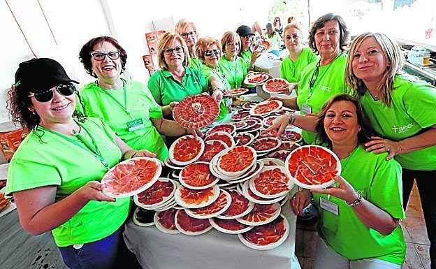 Voluntarias de Zarandona, con los platos de jamón. 