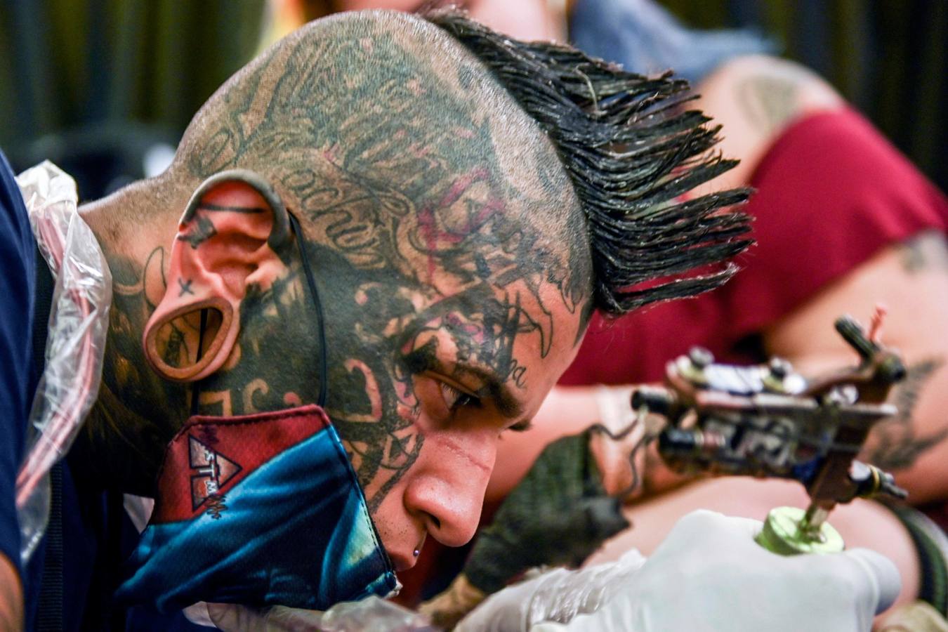 Tatuajes de todos los tamaños y colores se dibujaron sobre la piel de los asistentes a la décima edición de Expotatuaje en Medellín (Colombia).