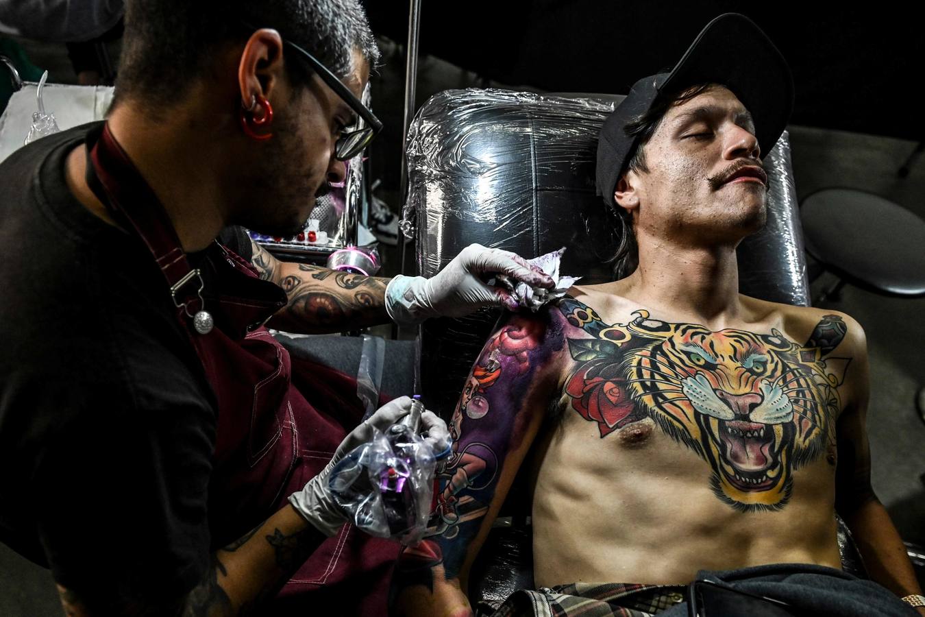 Tatuajes de todos los tamaños y colores se dibujaron sobre la piel de los asistentes a la décima edición de Expotatuaje en Medellín (Colombia).