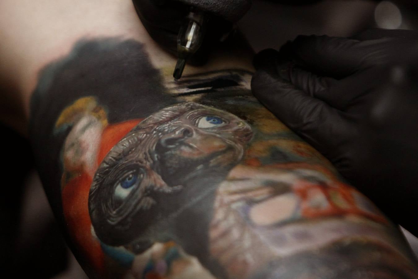 Tatuajes de todos los tamaños y colores se dibujaron sobre la piel de los asistentes a la décima edición de Expotatuaje en Medellín (Colombia).