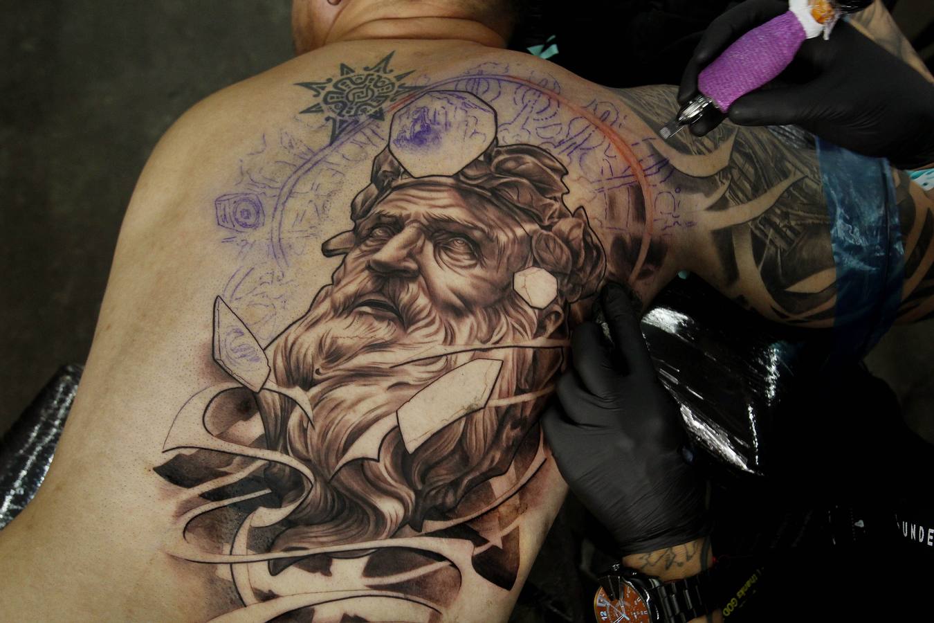 Tatuajes de todos los tamaños y colores se dibujaron sobre la piel de los asistentes a la décima edición de Expotatuaje en Medellín (Colombia).