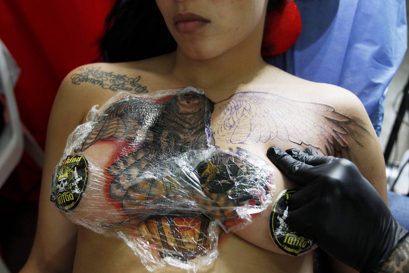 Tatuajes de todos los tamaños y colores se dibujaron sobre la piel de los asistentes a la décima edición de Expotatuaje en Medellín (Colombia).