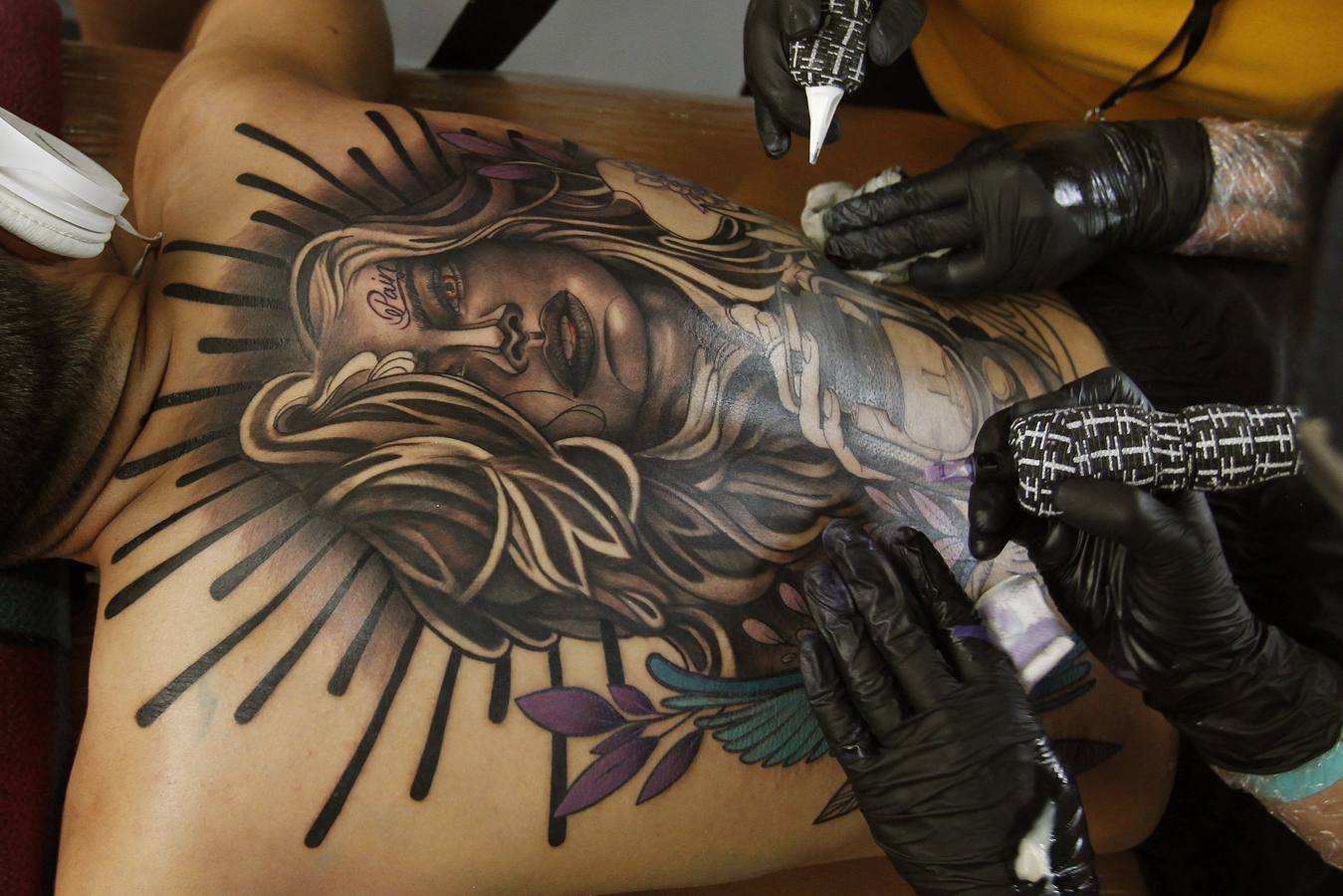 Tatuajes de todos los tamaños y colores se dibujaron sobre la piel de los asistentes a la décima edición de Expotatuaje en Medellín (Colombia).