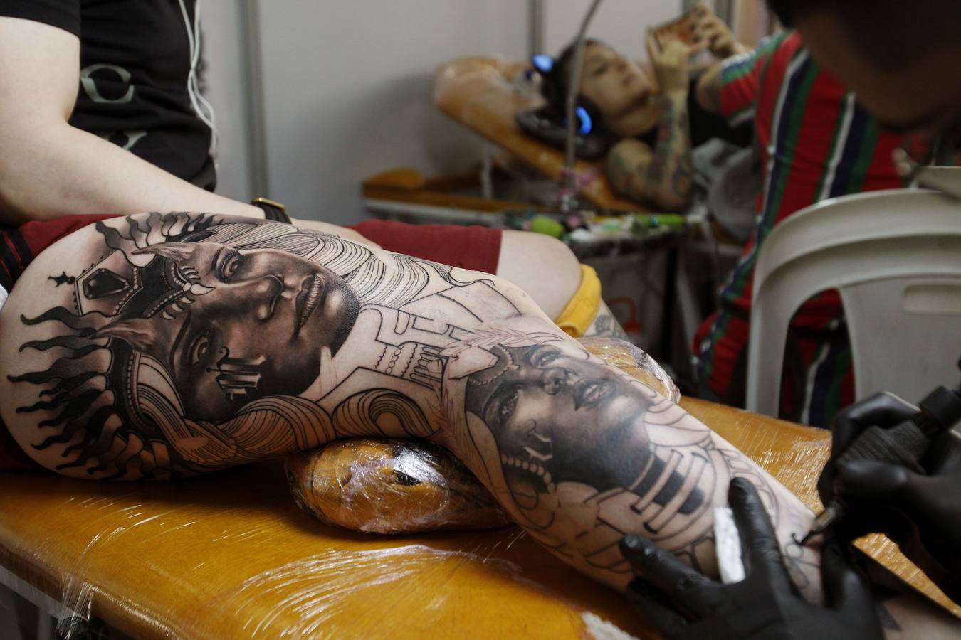 Tatuajes de todos los tamaños y colores se dibujaron sobre la piel de los asistentes a la décima edición de Expotatuaje en Medellín (Colombia).