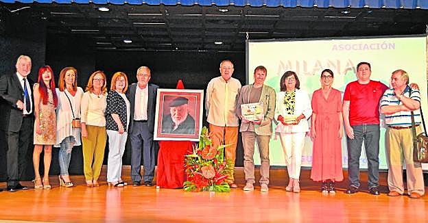Fernando Casado Campolongo y Lucía Hernández (5 y 4 drch.), junto a los responsables de la asociación, el sábado en Águilas. 