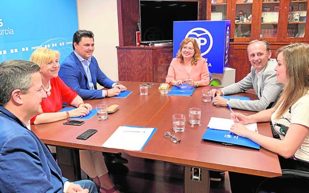 Los miembros del comité negociador del PP constituido ayer. 