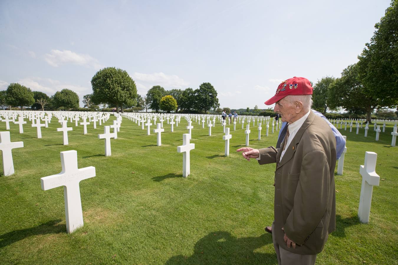 Personas caracterizadas de soldados participan en la dramatización histórica del Día D en la costa de Normandia (Francia). Varios lideres europeos participan en varios actos para conmemorar el 75 aniversario del desembarco y de la batalla de Normandía, que inicio el principio del fin de la Segunda Guerra Mundial.