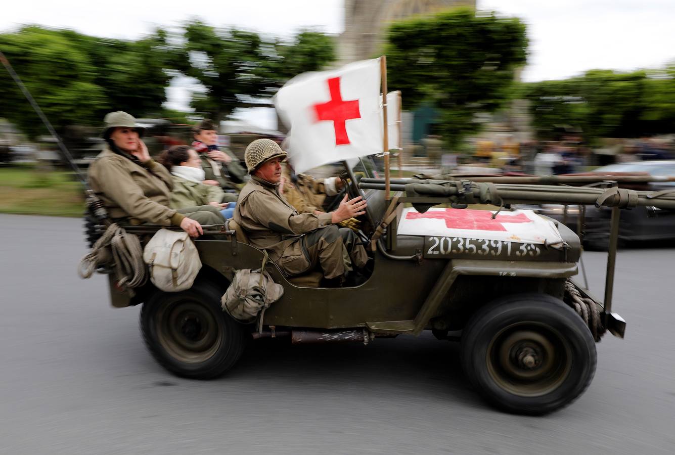 Personas caracterizadas de soldados participan en la dramatización histórica del Día D en la costa de Normandia (Francia). Varios lideres europeos participan en varios actos para conmemorar el 75 aniversario del desembarco y de la batalla de Normandía, que inicio el principio del fin de la Segunda Guerra Mundial.