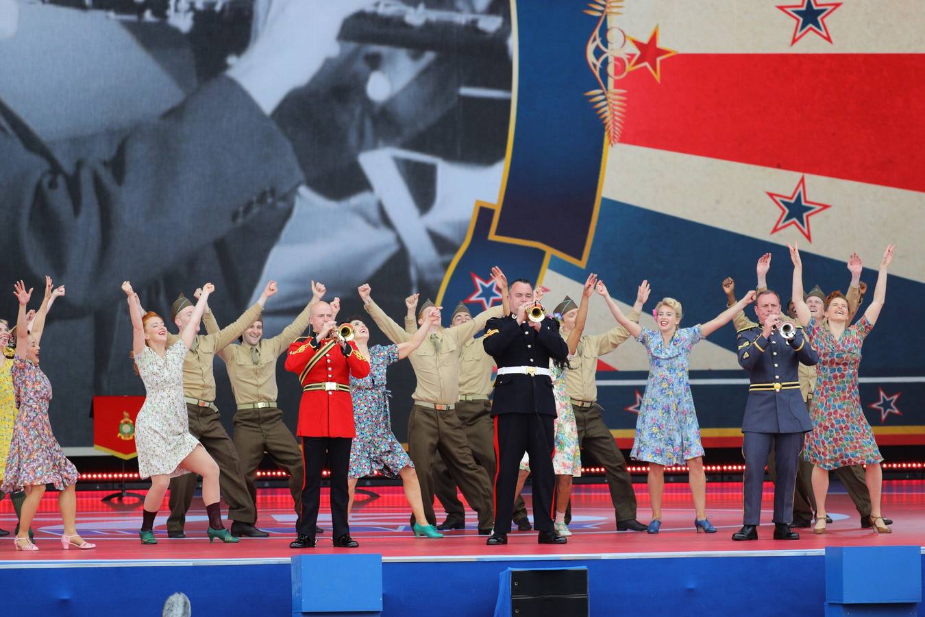 Personas caracterizadas de soldados participan en la dramatización histórica del Día D en la costa de Normandia (Francia). Varios lideres europeos participan en varios actos para conmemorar el 75 aniversario del desembarco y de la batalla de Normandía, que inicio el principio del fin de la Segunda Guerra Mundial.