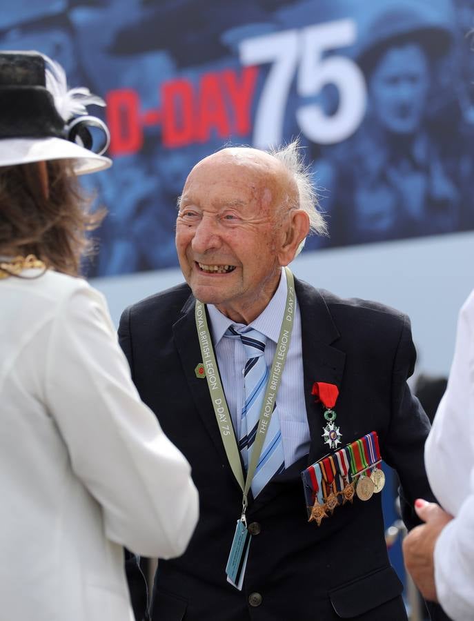 Personas caracterizadas de soldados participan en la dramatización histórica del Día D en la costa de Normandia (Francia). Varios lideres europeos participan en varios actos para conmemorar el 75 aniversario del desembarco y de la batalla de Normandía, que inicio el principio del fin de la Segunda Guerra Mundial.