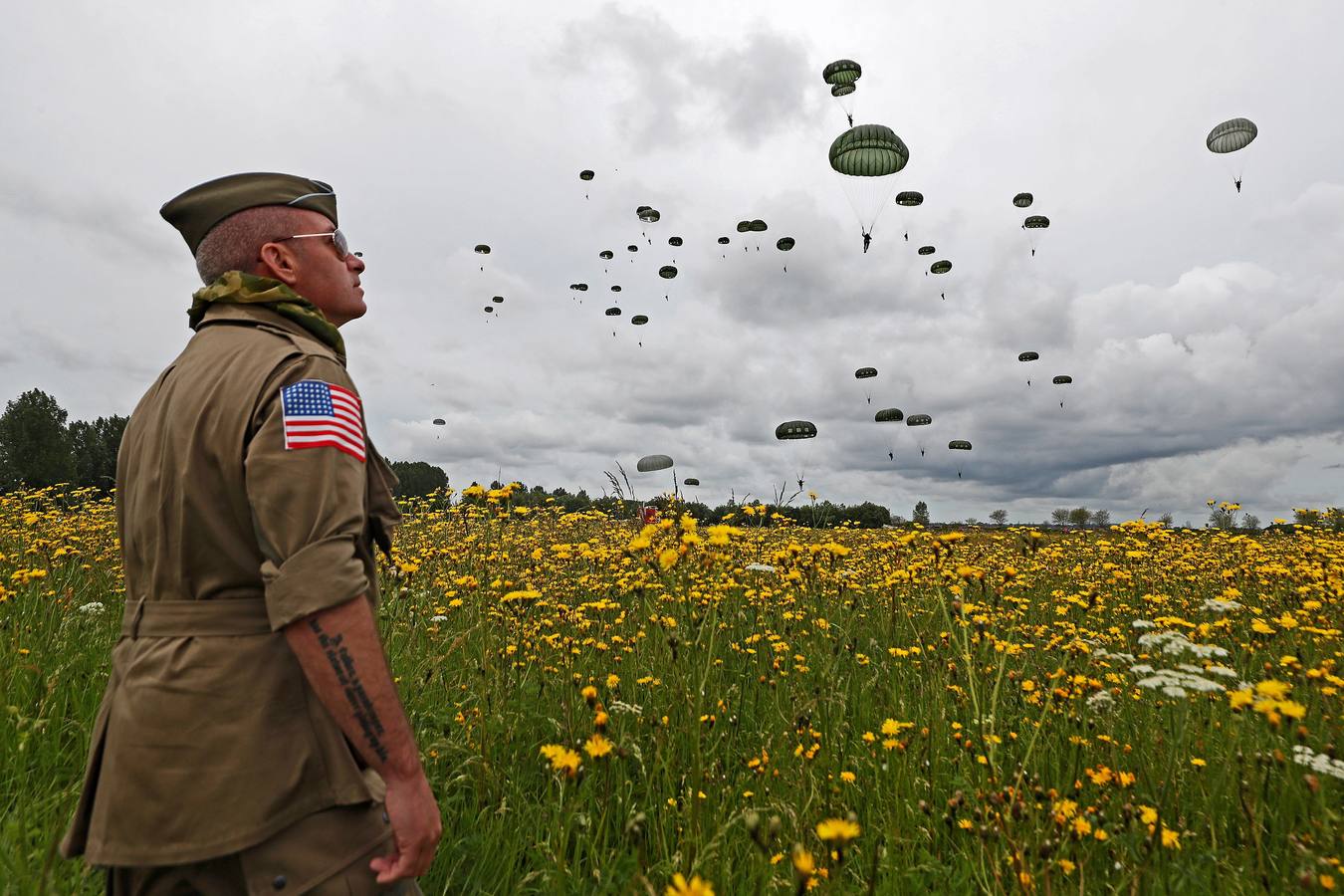 Personas caracterizadas de soldados participan en la dramatización histórica del Día D en la costa de Normandia (Francia). Varios lideres europeos participan en varios actos para conmemorar el 75 aniversario del desembarco y de la batalla de Normandía, que inicio el principio del fin de la Segunda Guerra Mundial.