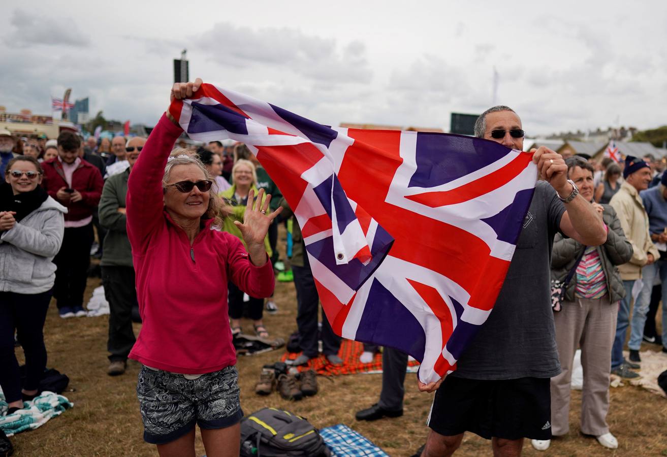 Personas caracterizadas de soldados participan en la dramatización histórica del Día D en la costa de Normandia (Francia). Varios lideres europeos participan en varios actos para conmemorar el 75 aniversario del desembarco y de la batalla de Normandía, que inicio el principio del fin de la Segunda Guerra Mundial.