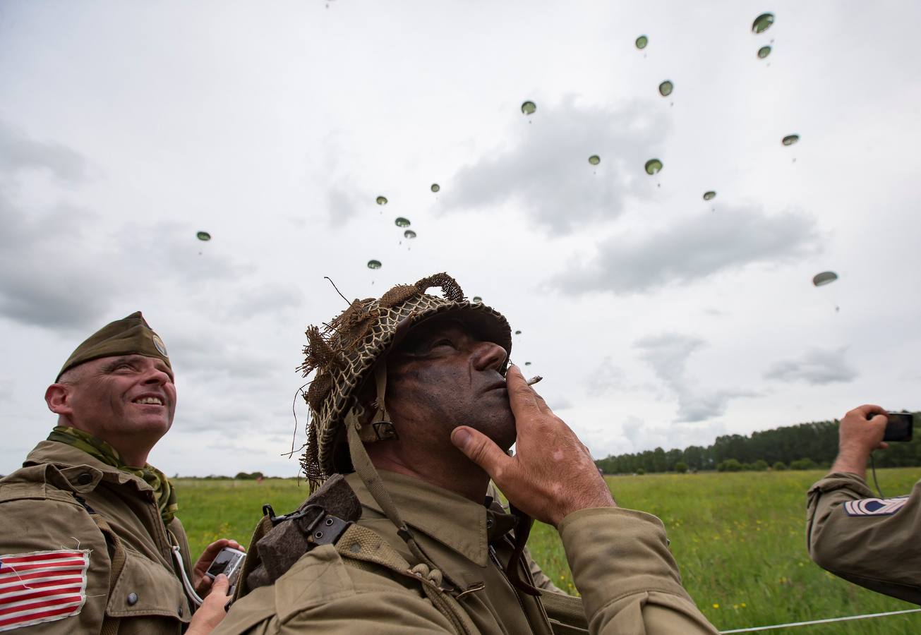 Personas caracterizadas de soldados participan en la dramatización histórica del Día D en la costa de Normandia (Francia). Varios lideres europeos participan en varios actos para conmemorar el 75 aniversario del desembarco y de la batalla de Normandía, que inicio el principio del fin de la Segunda Guerra Mundial.