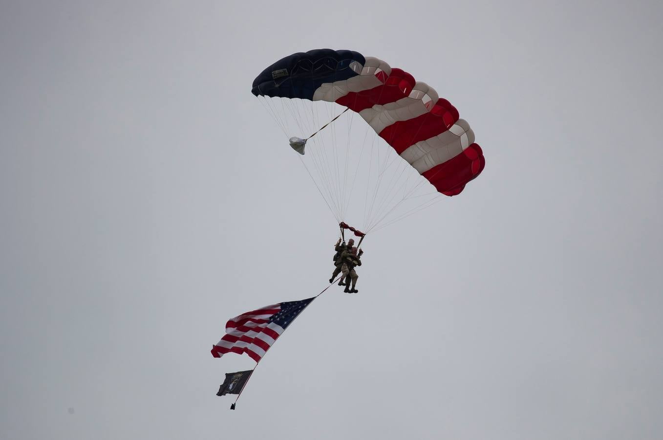 Personas caracterizadas de soldados participan en la dramatización histórica del Día D en la costa de Normandia (Francia). Varios lideres europeos participan en varios actos para conmemorar el 75 aniversario del desembarco y de la batalla de Normandía, que inicio el principio del fin de la Segunda Guerra Mundial.