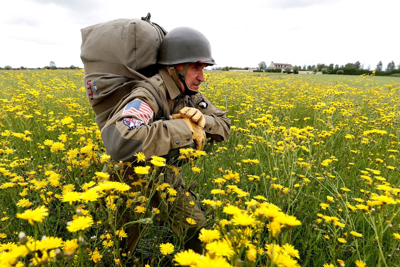 Personas caracterizadas de soldados participan en la dramatización histórica del Día D en la costa de Normandia (Francia). Varios lideres europeos participan en varios actos para conmemorar el 75 aniversario del desembarco y de la batalla de Normandía, que inicio el principio del fin de la Segunda Guerra Mundial.