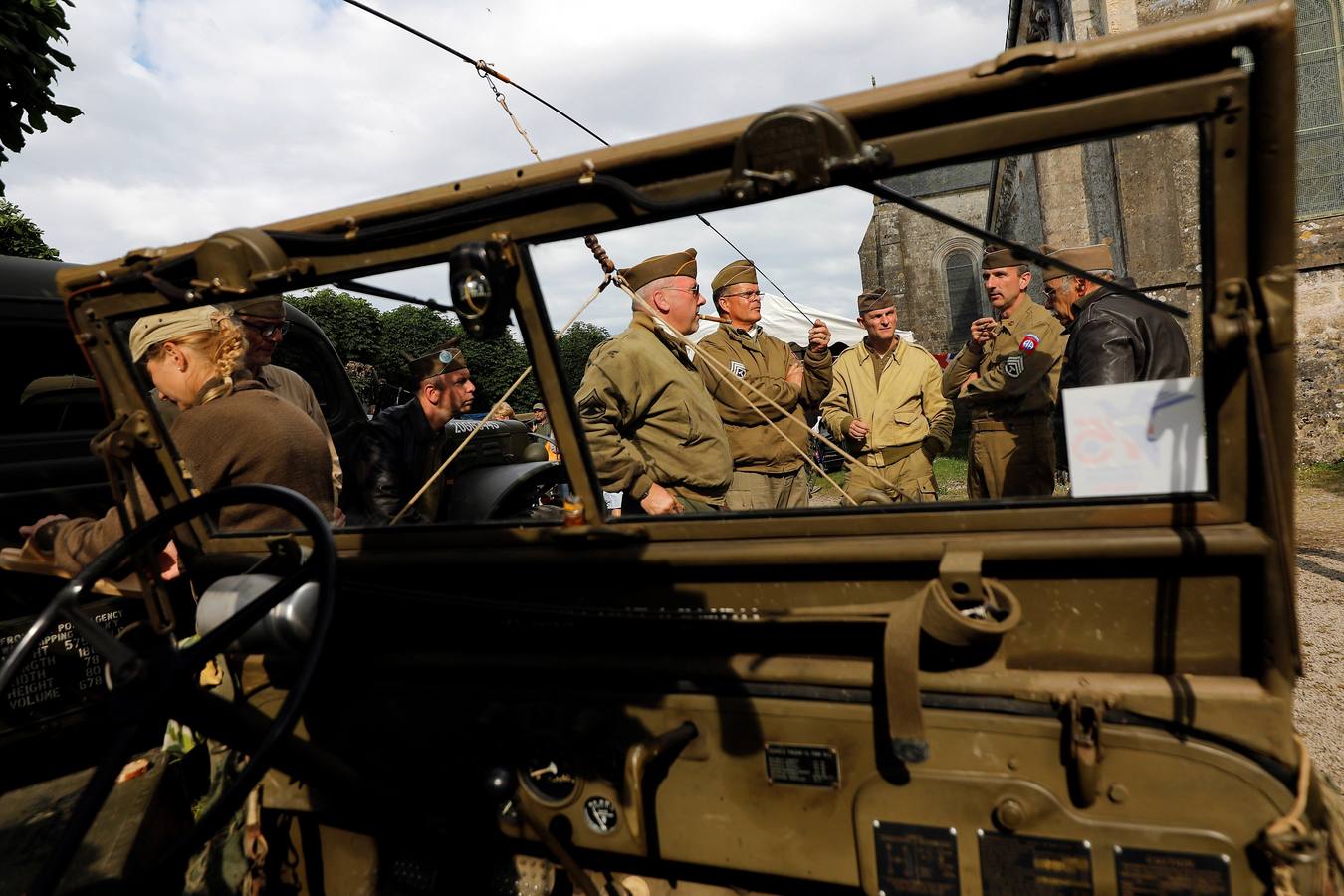 Personas caracterizadas de soldados participan en la dramatización histórica del Día D en la costa de Normandia (Francia). Varios lideres europeos participan en varios actos para conmemorar el 75 aniversario del desembarco y de la batalla de Normandía, que inicio el principio del fin de la Segunda Guerra Mundial.