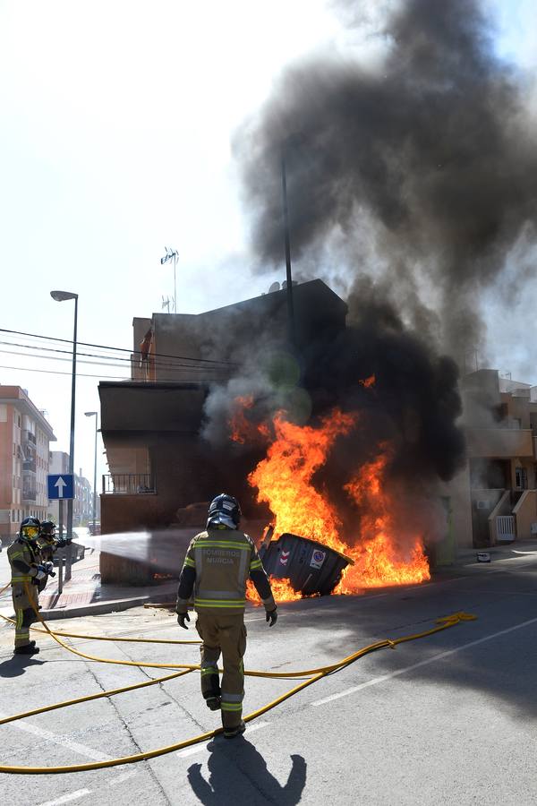 El fuego, declarado alrededor de las 16.45 horas, se extendió con gran virulencia debido a la gran cantidad de material combustible.