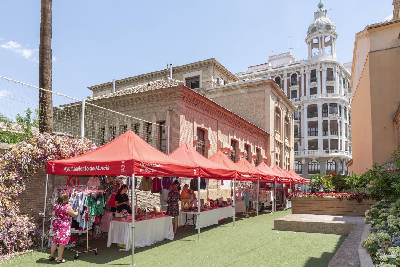 La 'Shopping del Verano' que organiza la Asociación de Comerciantes de Platería y Trapería incluyó este jueves música y degustación de cerveza y patatas fritas en la calle Besabé. 