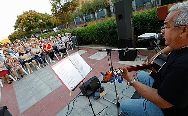 El cantautor José Antonio Abellán durante su actuación en Espinardo. 