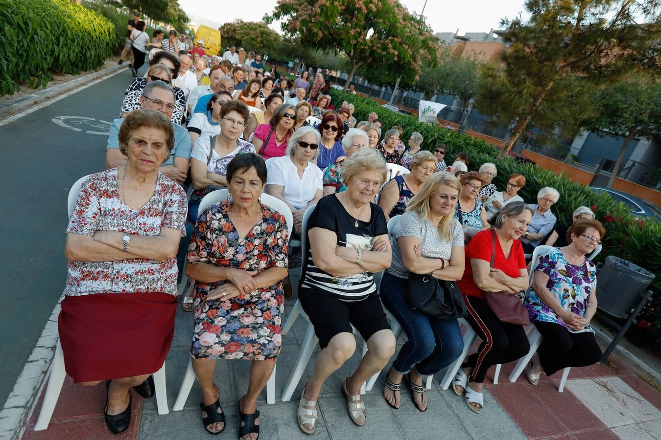 El Paseo Marqués de Espinardo, más conocido como la rambla, sigue siendo lugar de encuentro y reivindicación vecinal cada jueves. Esta semana, la reunión estuvo amenizada por el cantautor José Antonio Abellán y, con tal motivo, se colocaron más de 200 sillas para el público. 