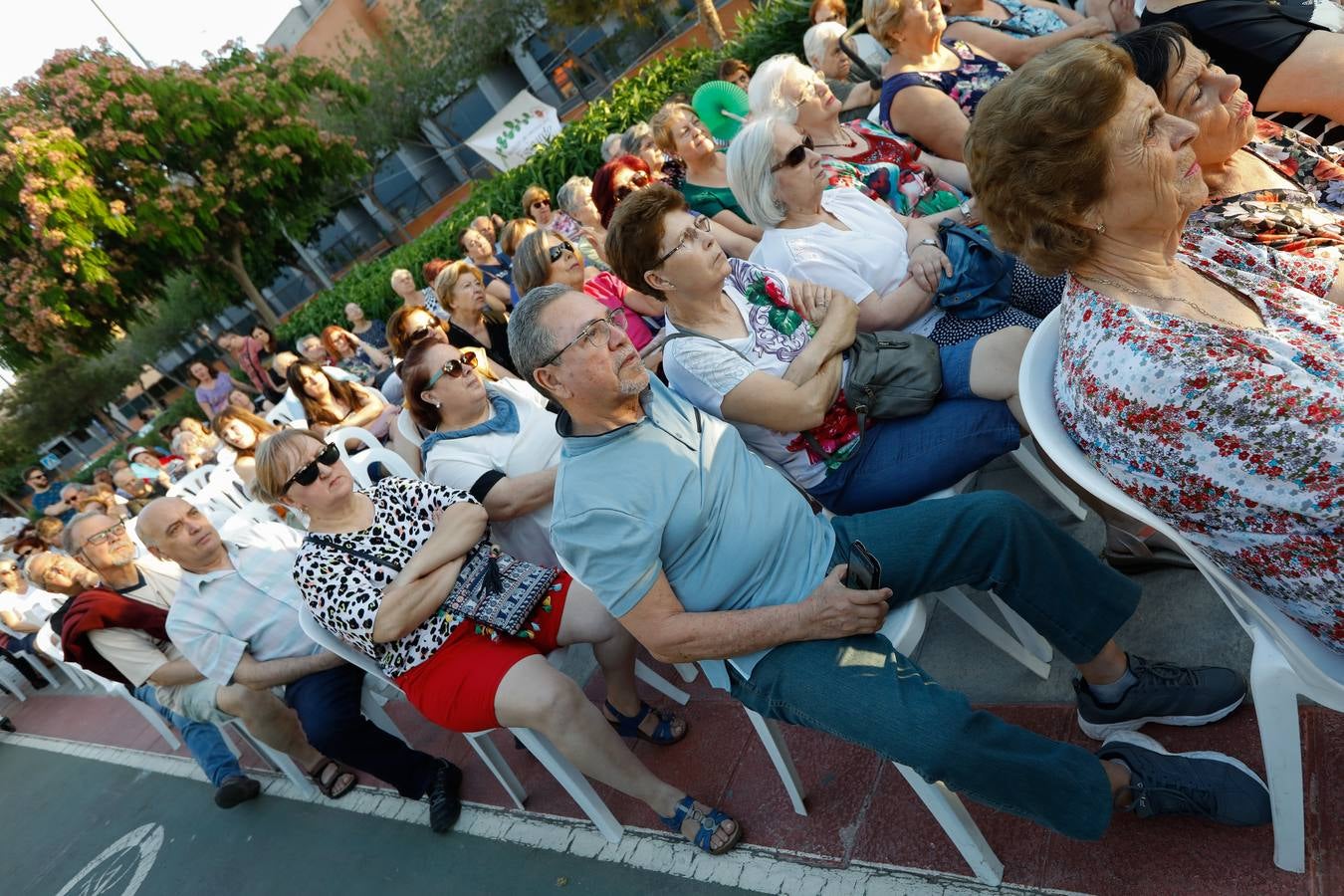 El Paseo Marqués de Espinardo, más conocido como la rambla, sigue siendo lugar de encuentro y reivindicación vecinal cada jueves. Esta semana, la reunión estuvo amenizada por el cantautor José Antonio Abellán y, con tal motivo, se colocaron más de 200 sillas para el público. 