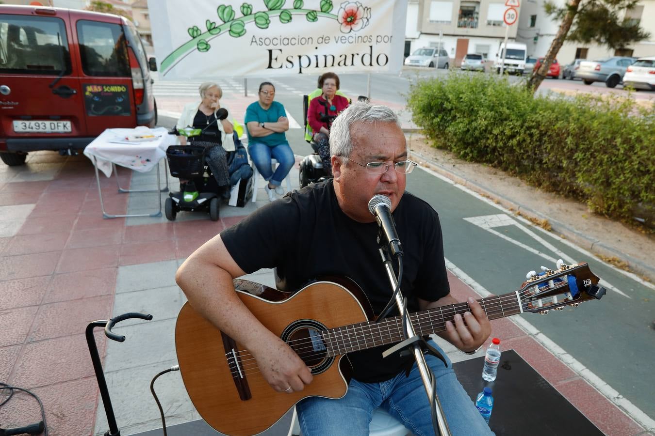El Paseo Marqués de Espinardo, más conocido como la rambla, sigue siendo lugar de encuentro y reivindicación vecinal cada jueves. Esta semana, la reunión estuvo amenizada por el cantautor José Antonio Abellán y, con tal motivo, se colocaron más de 200 sillas para el público. 