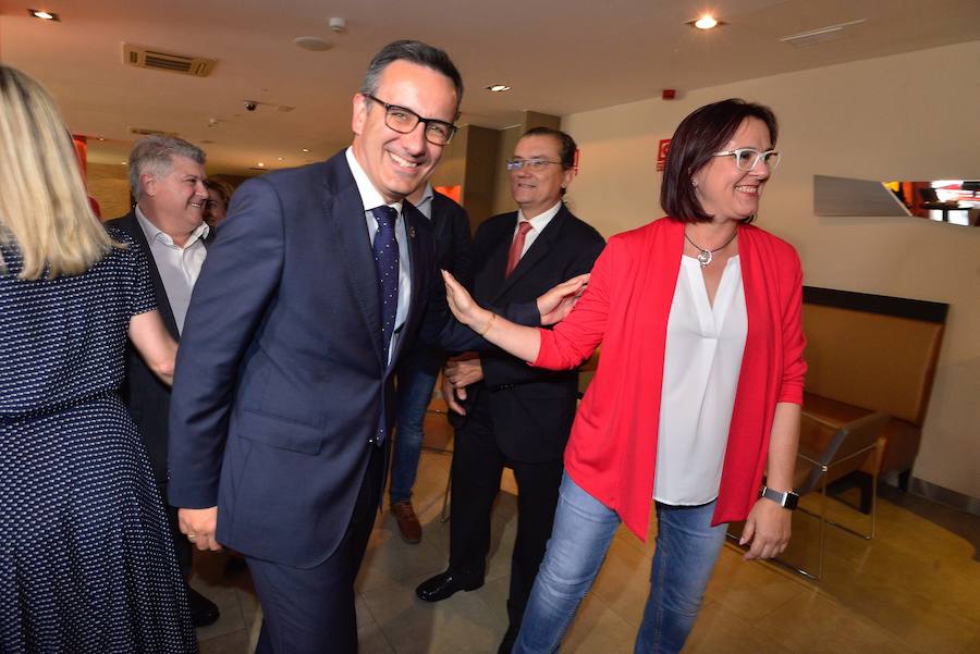 «Es un buen paso para empezar», señala Isabel Franco ante la oferta lanzada por el candidato del PSOE en la primera reunión entre ambos partidos