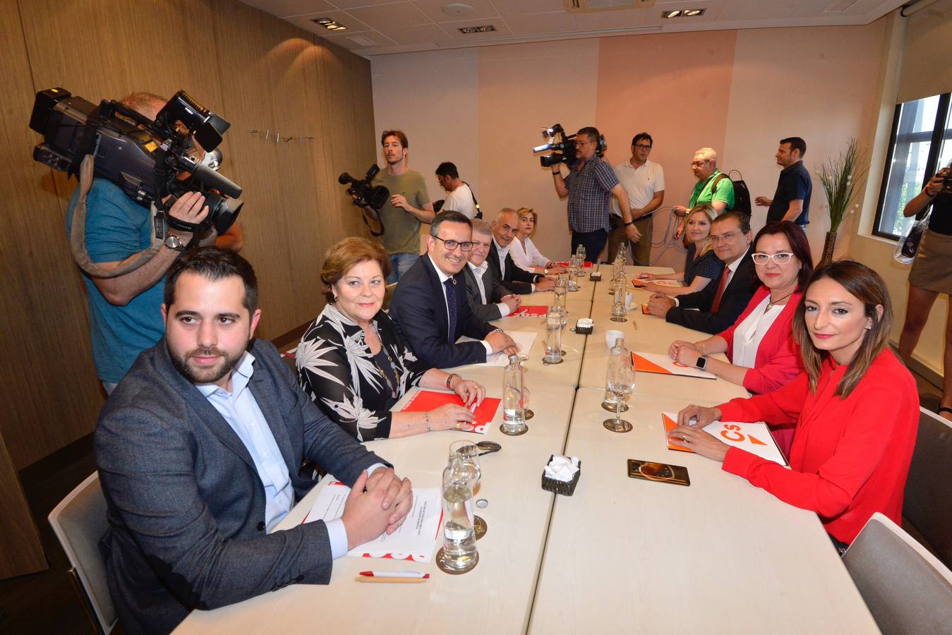 «Es un buen paso para empezar», señala Isabel Franco ante la oferta lanzada por el candidato del PSOE en la primera reunión entre ambos partidos