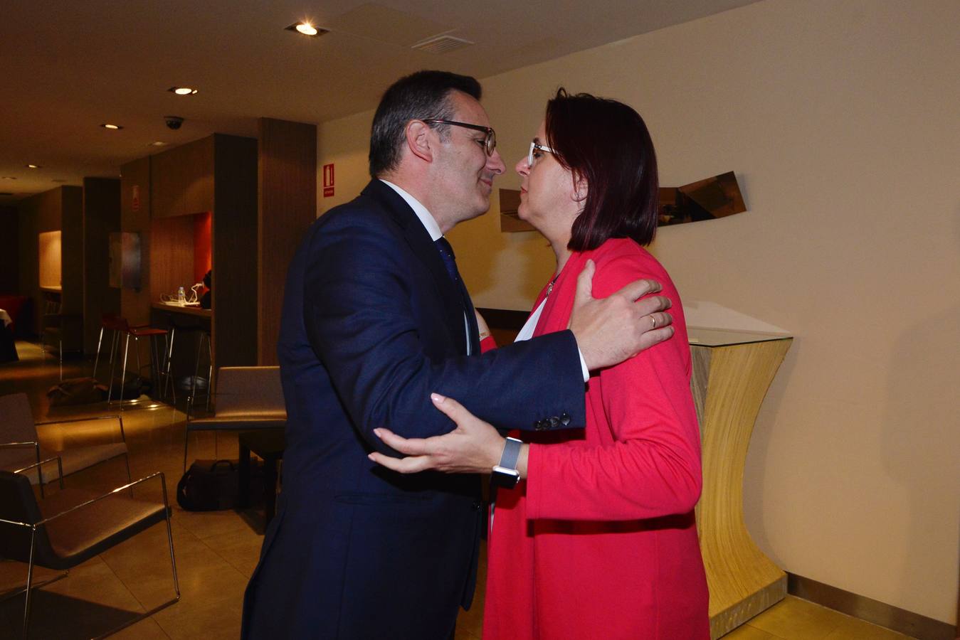 «Es un buen paso para empezar», señala Isabel Franco ante la oferta lanzada por el candidato del PSOE en la primera reunión entre ambos partidos