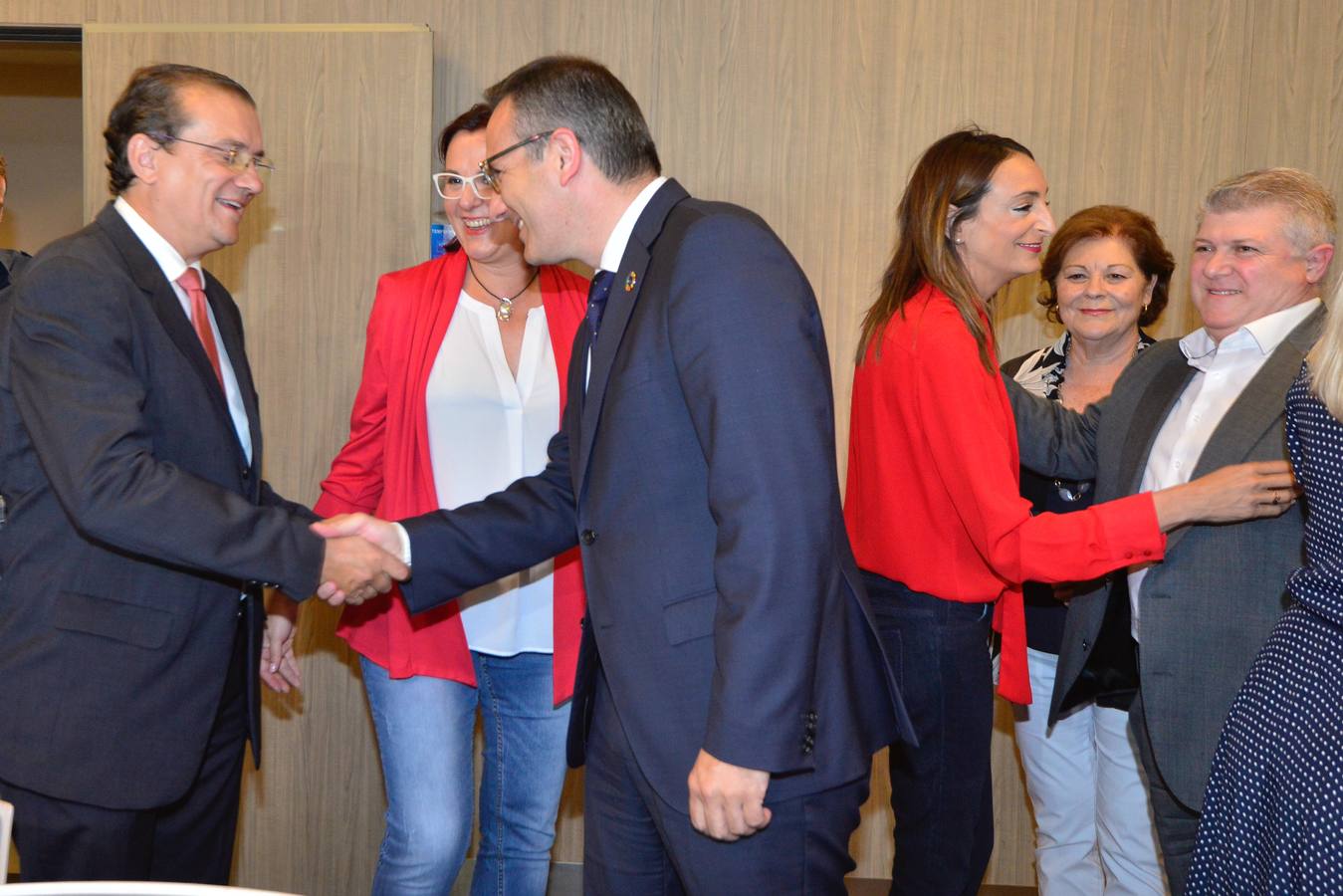 «Es un buen paso para empezar», señala Isabel Franco ante la oferta lanzada por el candidato del PSOE en la primera reunión entre ambos partidos