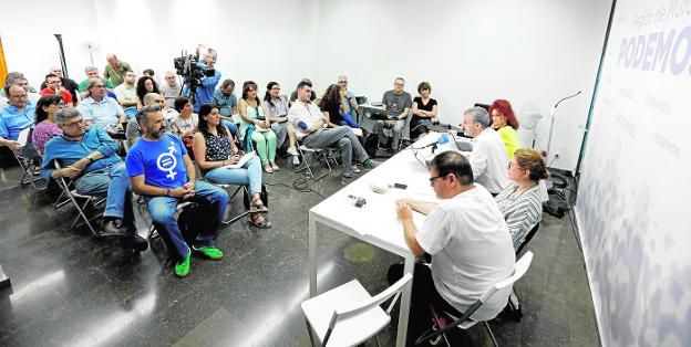 Óscar Urralburu y los miembros de la dirección regional, ayer durante la reunión del Consejo Ciudadano. 