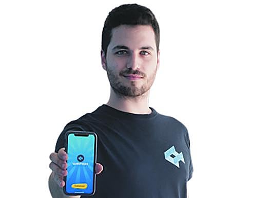 Antonio Aráez muestra su aplicación. 