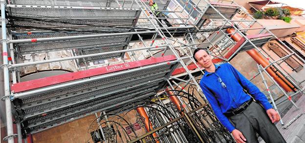 El pastor de la iglesia La Luz del Mundo de Alcantarilla, Zacarías Martínez, frente al templo en obras. 