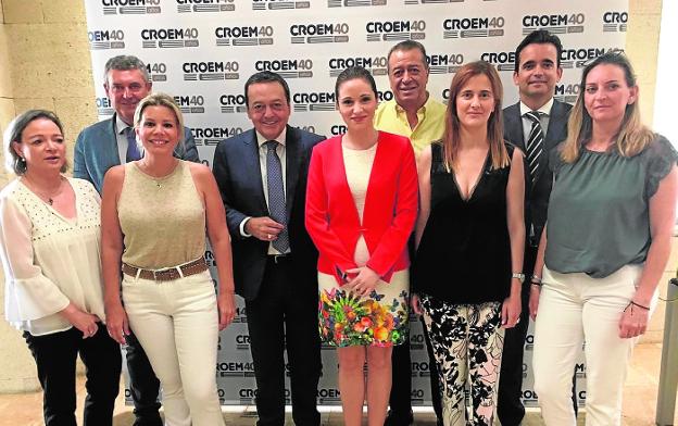 Albarracín (4i) con los miembros de la nueva Comisión de Comercio y Competitividad de Croem. 