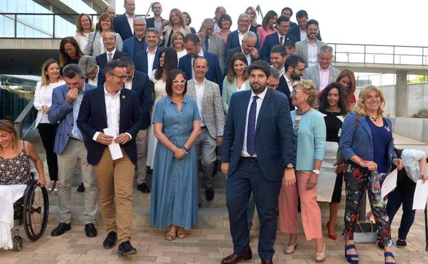 Los diputados regionales de la próxima legislatura posan tras recoger sus actas en Murcia.