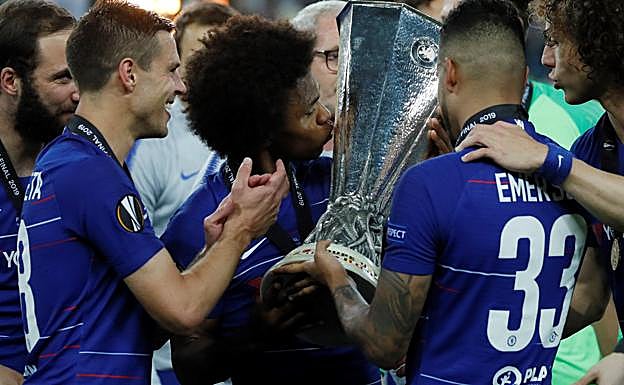 Willian (c), besa el trofeo de la Europa League.