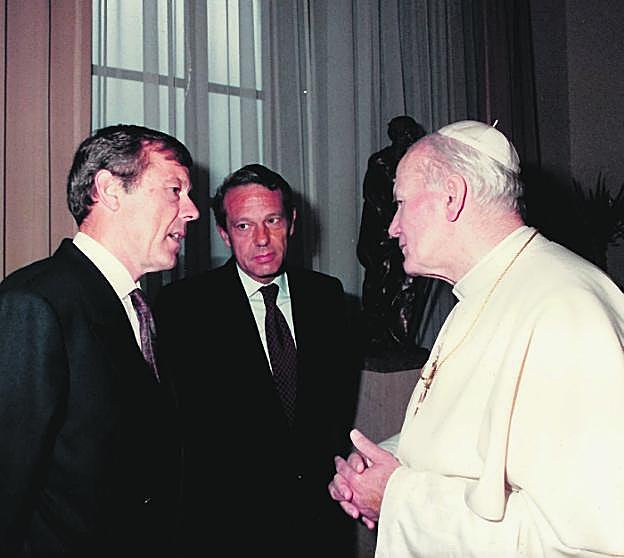 Rafael y Joaquín Navarro-Valls, con el Papa Juan Pablo II, durante una visita al Vaticano. 