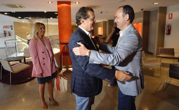 Miguel Garaulet y Javier Celdrán se saludan antes de la reunión.