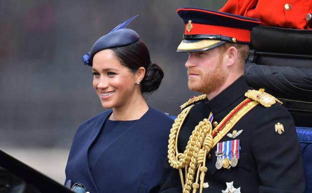 La duquesa de Sussex, junto a su marido el principe Enrique, este sábado durante el cumpleaños de la reina Isabel.