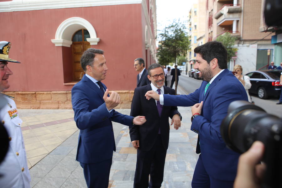 El acto institucional estuvo marcado por las negociaciones para los pactos en la Comunidad y en varios ayuntamientos de la Región