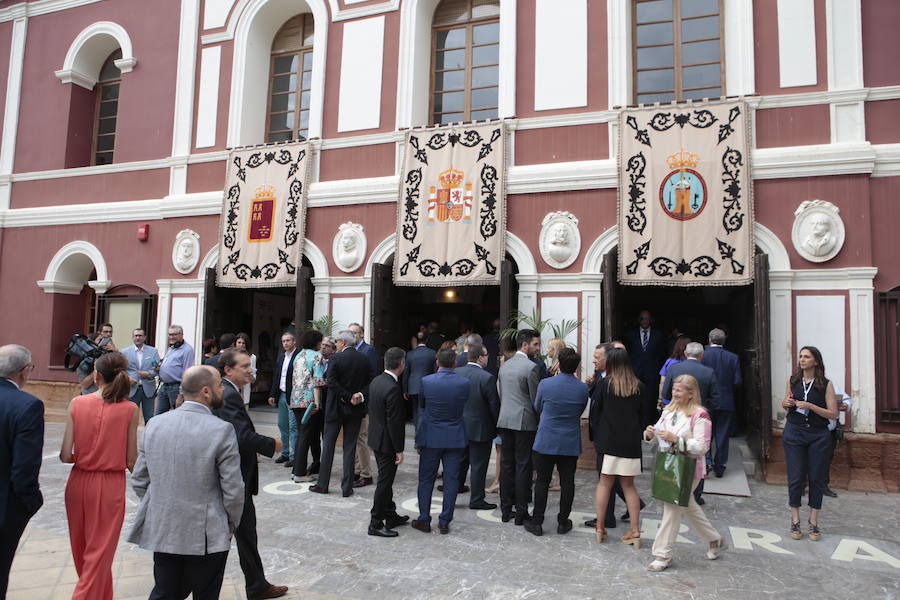 El acto institucional estuvo marcado por las negociaciones para los pactos en la Comunidad y en varios ayuntamientos de la Región